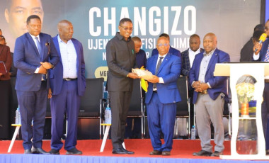 WAZIRI WA ULINZI NA JKT AMWAKILISHA WAZIRI MKUU KUCHANGIA KANISA LA WAADVERTISTA WA SABATO MARA