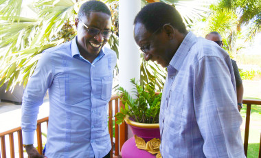 ​WAZIRI WA ULINZI NA JKT AMTEMBELEA NA KUMJULIA HALI MKUU WA MAJESHI MSTAAFU JENERALI MWAMUNYANGE