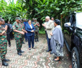WAZIRI WA ULINZI NA JKT AMKABIDHI MKUU WA MAJESHI WA KWANZA MSTAAFU TANZANIA GARI